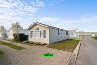 Ontdek deze charmante vakantiewoning te koop in Harendijke, ideaal als tweede verblijf. Gelegen in een rustig vakantiepark geniet u hier van ontspanning en comfort vlakbij zee en strand. Deze instapklare chalet vormt de perfecte uitvalsbasis voor wie wil ontsnappen aan de dagelijkse drukte en volop wil genieten van rust, natuur en de nabijheid van de kust.<br /><br />De chalet verwelkomt u met een lichtrijke leefruimte waar gezelligheid en functionaliteit samenkomen. De open keuken sluit naadloos aan op de woonkamer en creëert een aangename leefomgeving. Het vakantiehuis beschikt over twee volwaardige slaapkamers, een apart toilet en een verzorgde badkamer, perfect voor een gezin of gasten. <br /><br />Buiten wacht een zonnige tuin waar u in alle rust kan genieten van het buitenleven, die overigens voorzien is van een praktisch tuinhuis. De bijhorende staanplaats zorgt voor extra gemak. Dankzij de topligging in Harendijke bevindt u zich nabij het centrum van Blankenberge en Wenduine en op korte afstand van zee en strand. <br /><br />Bent u op zoek naar een vakantiehuis te koop aan de kust? Contacteer Immo Francois Blankenberge en plan vandaag nog uw bezoek. <br /><br />