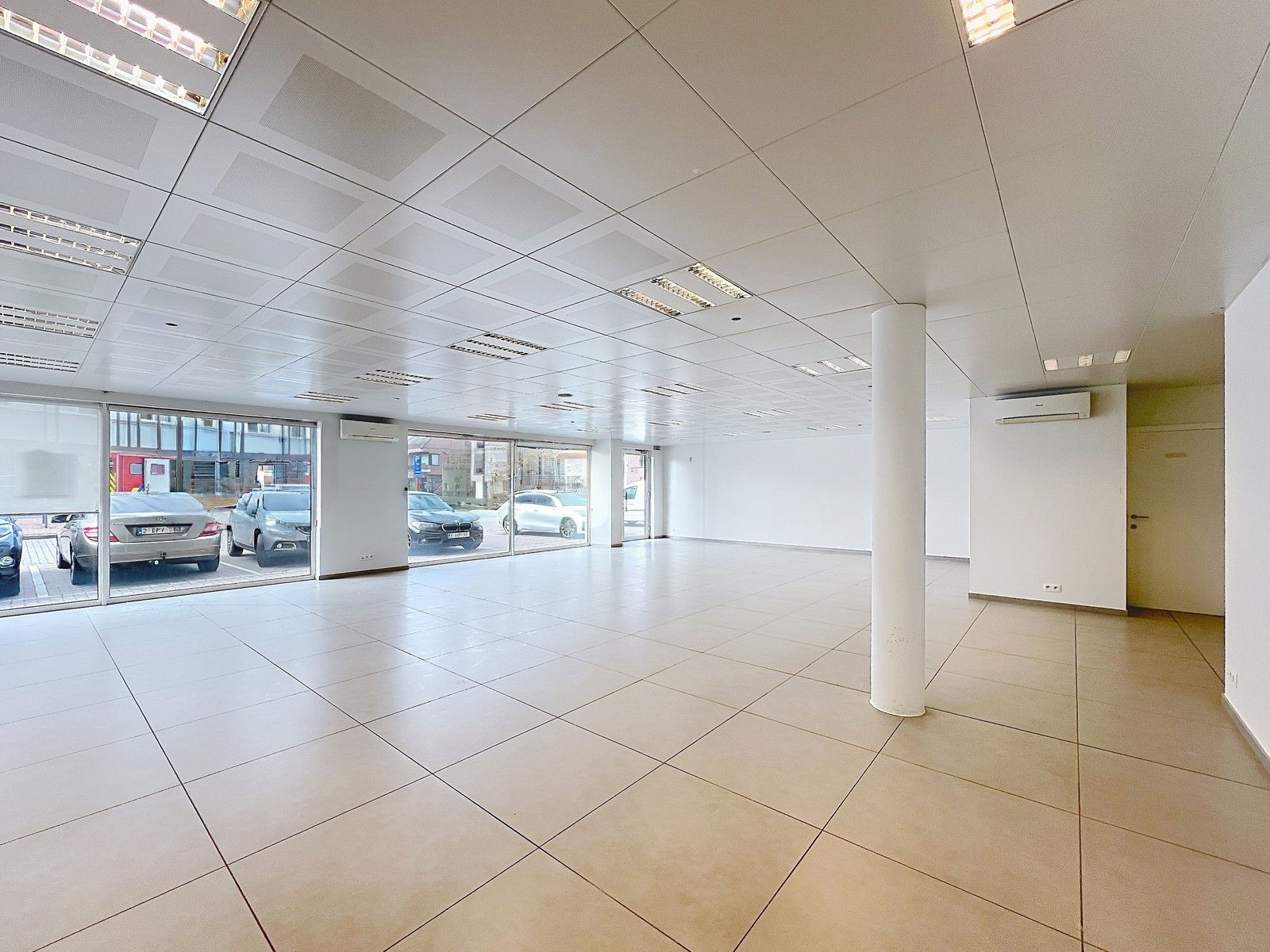 Volledig instapklare LICHTRIJKE commerciële ruimte ± 185m² (kantoor, diensten, vrije beroepen,...) in het CENTRUM! - photo 3