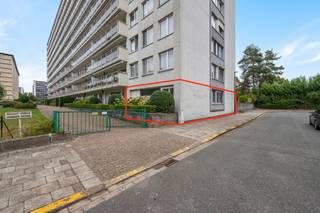 [[ DIT PAND NEEMT DEEL AAN DE ERA OPEN HUIZEN DAG OP 6/12 VAN 16:00 TOT 17:00 ]]
<p>Ben je op zoek naar een gelijkvloers appartement met 2 slaapkamers op Linkeroever? Lees hier dan zeker even verder!</p>

<p>​De groene omgeving, veel parkeergelegenheid en nabijheid van openbaar vervoer met rechtstreekse verbinding naar Antwerpen stad zijn slecht enkele troeven van dit appartement!</p>

<p><u>Indeling:</u></p>

<p><u>GLV:</u> dit appartement bevindt zich met een oppervlakte van 85m² op de gelijkvloerse verdieping van de residentie. Langs de inkomhal (15m²) komen we meteen bij de 2 ruime slaapkamers (15-10m²) en de badkamer (4m²). De leefruimte (20m²) is praktisch in te richten en bevindt zich met zicht op de voortuin aan de voorzijde van het gebouw. Tenslotte is er nog de keuken (7m²), dewelke opnieuw ingericht moet worden.</p>

<p>Zie jij het zitten om de handen uit de mouwen te steken en van dit appartement weer een echte thuis te maken? Laat ons dan snel iets weten en plan een bezoek in!</p>