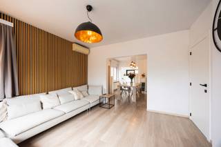 Op zoek naar een ruime, moderne gezinswoning op een uitstekende locatie? Deze instapklare open bebouwing te Herent biedt comfort, ruimte en bereikbaarheid.<br /><br />Met een bewoonbare oppervlakte van 183 m² op een perceel van 383 m² biedt deze woning alles wat een hedendaags gezin nodig heeft. Dankzij de kwalitatieve achterbouw geniet u van een bijzonder ruime en lichtrijke leefruimte met moderne open keuken, die naadloos aansluit op de eet- en zithoek. Een praktische bureauhoek maakt thuiswerken eenvoudig, terwijl de aparte berging/wasplaats extra functionaliteit biedt. De airconditioning zorgt het hele jaar door voor optimaal wooncomfort.<br /><br />Op de eerste verdieping bevinden zich drie slaapkamers met ingebouwde kasten en een verzorgde badkamer. Daarnaast biedt de zolder nog tal van mogelijkheden voor een extra slaapkamer, hobbyruimte of thuisbureau. Buiten geniet u van een volledig afgesloten tuin waar u in alle rust kunt ontspannen. Bovendien is de gehele woning voorzien van vliegenramen en rolluiken.<br /><br />Een bijkomende troef is de centrale ligging . Het station van Herent bevindt zich op korte afstand, Leuven ligt op slechts enkele kilometers fietsen en ook Brussel is vlot bereikbaar dankzij de nabijliggende fietssnelweg. Scholen, supermarkten en sportfaciliteiten bevinden zich in de onmiddellijke omgeving, wat van deze woning een ideale uitvalsbasis maakt voor gezinnen en pendelaars. Kortom, een charmante en eigentijdse woning met alle hedendaagse comfort op een absolute toplocatie!