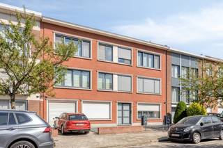 Indeling: <br />- inkomhal <br />- apart gastentoilet <br />- ruime leefruimte<br />- ingerichte keuken<br />- slaapkamer 1 (13 m²) <br />- slaapkamer 2 (8 m²) <br />- slaapkamer 3 (8 m²) <br />- badkamer met douche, lavabomeubel en aansluiting voor wasmachine<br />- kelder <br />- terras <br /><br />Achter het gebouw bevindt zich een garagebox die bij aan te kopen is voor €25.000. <br /><br />Troeven: <br />- rolluiken en screens <br />- vliegenramen <br />- gunstig EPC <br />- traplift <br />- garagebox <br />- 3 slaapkamers <br />- op wandelafstand van de Bist <br /><br />Bent u geïnteresseerd in dit appartement te koop in Wilrijk? Aarzel dan niet om contact met ons op te nemen. Wenst u uw eigendom ook te koop of te huur te stellen? We helpen u graag verder. Steeds tot uw dienst om u verder te helpen met al uw vragen over vastgoed! <br /><br /><br />Bestuursmaatregelen in het maatregelenregister: nee