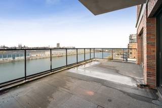 Ontdek dit uitzonderlijke casco luxe-appartement met zeezicht en panoramisch zicht op de skyline van Oostende, gelegen op toplocatie Oosteroever aan de Baelskaai. Dit is het enige appartement van deze omvang en klasse aan de voorzijde – een zeldzame opportuniteit voor wie ruimte, licht en exclusiviteit zoekt.
Met een royale oppervlakte en ruime terrassen biedt dit appartement een unieke combinatie van comfort en vrijheid in afwerking. De basis is reeds kwalitatief voorbereid met bepleistering, chapewerken en vloerverwarming, zodat u het interieur volledig naar eigen smaak kan realiseren.
De indeling is luxueus en doordacht: een ruime inkomhal (ideaal als bureau), gastentoilet, berging en twee volwaardige slaapkamers met zeezicht. De badkamer is voorzien voor een vrijstaand bad met zicht op de zonsondergang, een hammam douche en infraroodcabine, aangevuld met een extra toilet.
De lichtrijke leefruimte sluit aan op de open keuken met gasaansluiting. De hoofdslaapkamer heeft een privatief terras van 7 m², terwijl leefruimte en keuken uitgeven op een riant terras van 35 m².
Mogelijkheid tot aankoop van een ondergrondse garagebox, kelderberging inbegrepen. Verkoop onder btw (eventueel ook registratie). Een exclusief aanbod aan zee.
📞 Meer info of bezoek? Els – 0468 13 77 64 | els@keyimmo.be