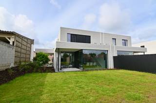 We vinden deze uitzonderlijke nieuwbouwwoning in de rustige Orgelstraat te Wilderen. De woning werd opgetrokken in 2025 en opgeleverd begin 2026 met veel aandacht voor architectuur, comfort, energiezuinigheid en duurzaamheid. Deze halfopen bebouwing maakt deel uit van een kleinschalig project waarbij strakke lijnen, gecombineerd worden met warme, kwalitatieve materialen. De grote raampartijen zorgen voor veel natuurlijke lichtinval mede dankzij de open, elegante ruimtes.<br /><br />We betreden de woning via de ruime inkomhal, met vestiairevoorzieningen, en een apart gastentoilet. Van bij het binnenkomen krijgen we reeds een ruime blik op de grote leefruimte, voorzien van prachtige grote, lichte tegels. Deze is ingedeeld met een bureauhoek aan de voorzijde van de woning - ideaal voor de thuiswerker - een zithoek, alsook een eetkamer. Verder vinden we er de volledig, ingerichte en open keuken, die het hart vormt van deze woonkamer.<br /><br />De keuken, gekenmerkt door de terugkerende strakke lijnen van de woning en de warme materialen, is volledig geïnstalleerd met kwalitatieve toestellen zoals een inductiekookplaat met geïntegreerde afzuiging, een combi-oven, een koelkast, een diepvries, alsook een afwasmachine en indirecte verlichting.<br /><br />De berging met alle aansluitingen om tevens als wasplaats te fungeren, is zeer ruim en biedt heel wat opbergmogelijkheden. We vinden er de waterverzachter, de elektrische installatie, het ventilatiesysteem (D) en de Viessmann-warmtepomp.<br /><br />Heel de benedenverdieping werd aan de achtergevel voorzien van grote glaspartijen, waardoor de leefruimten naadloos overgaan in het overdekt terras en de aangelegde tuin.<br /><br />De open trap brengt ons op de eerste verdieping die ingericht is met een centrale nachthal, drie volwaardige slaapkamers met parket en een ingericht badkamer. Deze is voorzien van een grote inloopdouche, een volwaardig lavabomeubel alsook een toilet.<br /><br />De woning is voorzien van vloerverwarming (aangesloten op de warmtepomp) alsook airco-units in elke ruimte, om zowel te koelen als te warmen. De woning beschikt over een PV-installatie (zonnepanelen) met een piekvermogen van 4,5kW alsook een regenwaterput van 10.000L aangesloten op de toiletten en buitenkranen, ideaal voor het hele gezin.<br /><br />Het perceel van 6a 39ca werd volledig omheind met zwarte draad en de tuin werd aangelegd met een stijlvolle afwerking, volledig in lijn van de woning. De combinatie van diverse afwerkingstechnieken, moderne materialen alsook beplantingen zoals meerstammige boompjes, en de bijkomende tuinverlichting zorgt voor een speelse toets. In de achtertuin bevindt zich een ruim tuinhuis, ideaal voor het bergen van tuinmeubelen, grasmachine enzovoort. De voortuin is voorzien van een carport, alsook kunnen er nog drie extra wagens geparkeerd worden.<br /><br />De woning wordt volledig geverfd verkocht inclusief heel wat roerende goederen zoals:
<ul>
	<li>nieuwe gordijnen in de gehele woning,</li>
	<li>op maat gemaakte vliegenramen,</li>
	<li>windscherm aan het terras,</li>
	<li>tuinmateriaal zoals grasmachine en robotmaaier</li>
	<li>volledige slaapkamer</li>
	<li>salon</li>
	<li>...</li>
</ul>
De woning wordt verkocht onder het stelsel van de verkooprechten.<br /><br />Heeft u interesse in deze knappe nieuwbouwwoning? Aarzel dan niet en bel ons snel op 011 70 70 19.