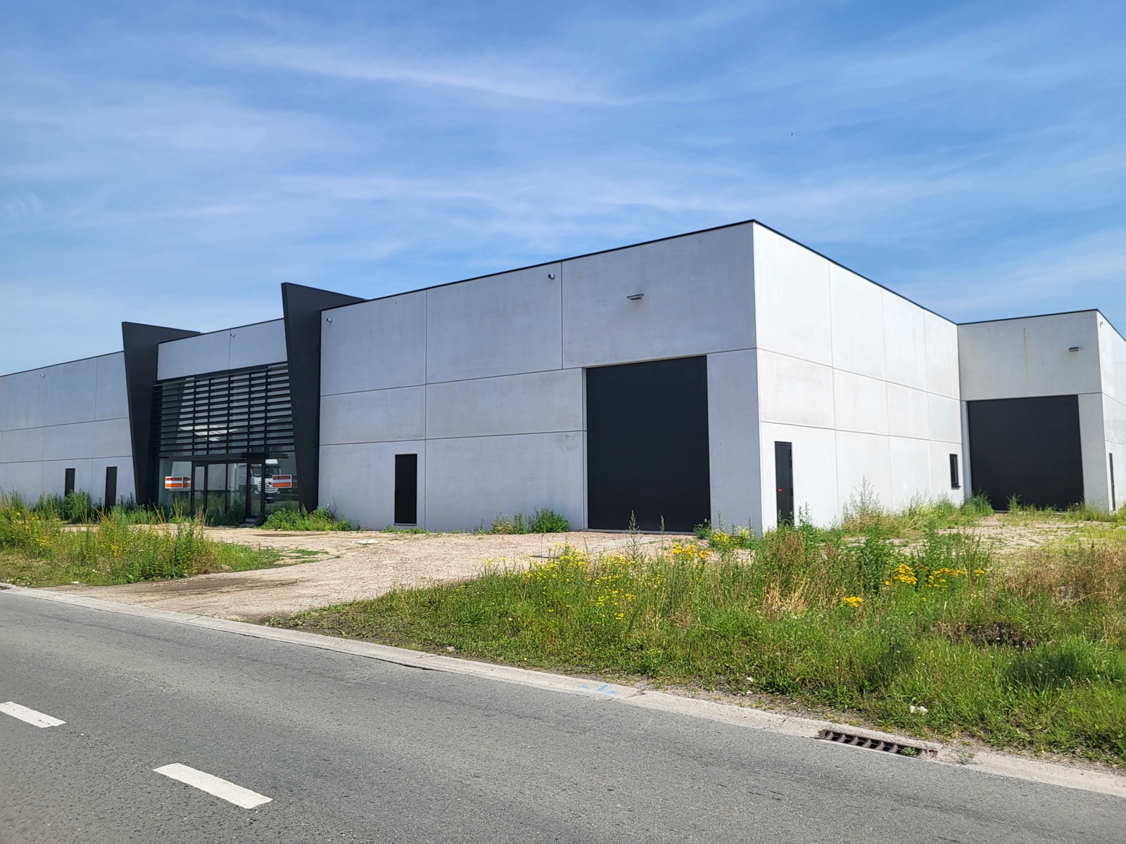 Centraal gelegen KMO-unit met kantoorruimtes te huur in Evergem - foto 3