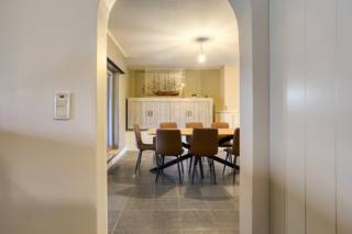 In het rustige Aarsele, een charmante deelgemeente van Tielt, bevindt zich dit vernieuwde, vrijstaand huis. Het huis werd oorspronkelijk gebouwd...