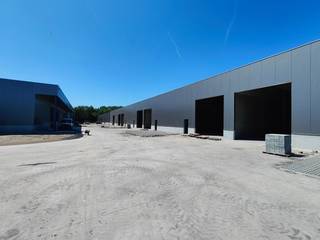 Nieuwe KMO-unit met een oppervlakte van 227 m² in combinatie met een mezzanine te huur. De unit maakt deel uit van de nieuwe KMO-ontwikkeling 'PORTIS' en bestaat uit 9 KMO-units te huur met oppervlaktes tussen 223 m² en 238 m² (eventueel samen te voegen tot grotere entiteiten).<br /><br />De magazijnruimtes zijn opgebouwd uit een staal of betonconstructie met als gevelbekleding een betonplint in combinatie met geïsoleerde sandwichpanelen. De unit is toegankelijk via een automatische sectionale poort (4,50 m B x 4,80 m H) en een aparte toegangsdeur, alsook hebben sommige een raam aan de voorzijde voor extra lichtinval. Bijkomend zijn de magazijnen, met een vrije hoogte van +/- 6 meter, uitgerust met een polybetonvloer (18 cm), LED-verlichting + elektriciteit alsook een toilet met handwasbak op regenwater. Sommige opslagruimtes zijn voorzien van een lichtkoepel en tussenverdiep. <br /><br />Ruime parkeer- en manoeuvreerruimte op de site. Per units zijn er minstens 2 parkeerplaatsen voorzien.<br />Geschikt voor zowel opslag als productie.<br /><br />De ontwikkeling bevindt zich in het hartje van de IZ Pathoekeweg, op amper 4 km van Brugge centrum en nabij de Expresweg die de A11 verbindt met de E40 en de E403. Geschikt voor zowel opslag als productie.<br /><br />Contacteer PANORAMA B2B voor bijkomende inlichtingen of een vrijblijvend plaatsbezoek 0479 70 70 73.