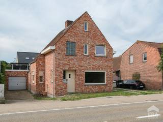 ie open bebouwing in Pelt.
<p>Deze goed onderhouden woning combineert hedendaags wooncomfort met een vlot bereikbare ligging in Pelt. De gevel werd reeds gerenoveerd en binnen geniet u van een praktische indeling met 3 slaapkamers en 2 badkamers, ideaal voor gezinnen of wie extra ruimte zoekt. De vaste trap naar de zolder biedt bijkomende mogelijkheden als bureau, hobbyruimte of polyvalente kamer. Dankzij de garage beschikt u bovendien over handige extra opslagruimte of een praktische werkplaats. De woning heeft een EPC-label C en werd ingericht met oog voor comfortabel wonen zonder nood aan fossiele brandstoffen.<br /><br /><strong>Troeven:</strong><br />• Goed onderhouden woning met gerenoveerde gevel<br />• 3 slaapkamers, 2 badkamers en extra zolderruimte<br />• Garage en energiezuiniger wonen zonder fossiele brandstoffen<br />• Conforme elektrische installatie<br />• Geen renovatieverplichting dankzij EPC-label C<br />• Asbestveilig<br /><br /><u>Indeling: zie bijlage</u><br /><br />Neem vandaag nog contact op voor een bezoek.<br /><br />JOUW DROOMHUIS. ZO GEVONDEN!</p>