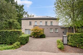 <p><strong>Moderne EPC A-villa op toplocatie nabij scholen en station, met prachtige tuin en privacy</strong></p>
<p>Deze <strong>moderne villa uit 2018</strong> combineert hedendaagse architectuur met een warme woonbeleving. Grote raampartijen zorgen voor veel licht en een sterke verbinding met de <strong>prachtig aangelegde tuin</strong>. Met <strong>3 slaapkamers, een polyvalente kamer als mogelijke 4e slaapkamer, 2 badkamers</strong>, energiezuinige technieken en een volwaardige tuinkamer biedt deze woning bijzonder compleet wooncomfort.</p>
<p><strong>Gelijkvloerse verdieping<br /></strong>- Ruime <strong>inkomhal met vestiaire</strong> en gastentoilet met handenwasser<br />- Royale <strong>woonkamer met grote raampartijen</strong> en zicht op het groen<br />- Lichtrijke eetkamer met directe verbinding naar de tuin<br />- Hedendaagse <strong>open keuken met eiland</strong>, inductiekookplaat, geïntegreerde dampkap, ovens, koelkast met vriesvak, quooker en vaatwasser<br />- Praktische wasplaats en ruime berging met deur naar de tuin en buitendeur<br />- Leefruimtes deels afsluitbaar met <strong>stijlvolle glazen schuifdeuren<br /></strong>- Lichtrijke <strong>bureau-/speel-/eet- of slaapkamer</strong> met toegang tot het terras<br />- Aansluitende ruimte, volledig voorbereid voor de inrichting van een <strong>3e ensuite badkamer</strong>, met reeds voorziene aansluitingen, <strong>vloerverwarming en buitenraam</strong><br />- Kwalitatieve keramische tegelvloer en trap met nachtverlichting</p>
<p><strong>Eerste verdieping<br /></strong>- Nachthal met toegang tot een <strong>overdekt terras met prachtig tuinzicht<br /></strong>-<strong> 2 ruime slaapkamers<br /></strong>- Royale badkamer met <strong>whirlpoolbad, regendouche, lavabo en toilet<br /></strong>- Royale <strong>masterbedroom met dressing<br /></strong>- Ensuite badkamer met <strong>regendouche, sunshower, lavabo en toilet</strong></p>
<p><strong>Tuin en buitenruimte<br /></strong>- Prachtig aangelegde en <strong>volledig omheinde tuin</strong> met gazon, volwassen bomen en gevarieerde beplanting<br />- Bijzonder veel <strong>groen, rust en privacy<br /></strong>- Ruim terras met <strong>overkapping en verstelbare lamellen<br /></strong>-<strong> Tuinkamer/tuinhuis berging</strong> met dubbele beglazing en houten vloer en elektriciteit<br />- Tuinverlichting en elektrische aansluitpunten<br />- <strong>Carport</strong> met toegang tot de berging<br />- Vrij karakter dankzij de omliggende bomen, bosrand en open omgeving</p>
<p><strong>Bijzonderheden<br /></strong>-<strong> Bouwjaar 2018<br /></strong>- <strong>3 slaapkamers + mogelijke 4e slaapkamer<br /></strong>-<strong> 2 badkamers + mogelijkheid voor een 3e badkamer<br /></strong>- <strong>Vloerverwarming</strong> op het gelijkvloers<br />- Energiezuinige <strong>lucht-waterwarmtepomp<br /></strong>- <strong>28 zonnepanelen en thuisbatterij<br /></strong>- <strong>3-fase EV lader voor de auto<br /></strong>- PVC schrijnwerk met <strong>zonwerende beglazing en vliegenramen<br /></strong>- Ventilatiesysteem C<br />- Regenwaterput aangesloten op toiletten en buitenkraan<br />- Waterontharder<br />- Volledig omheind met veel <strong>privacy<br /></strong>- Overdekt terras, carport en volwaardige tuinkamer</p>
<p><strong>Ligging</strong></p>
<p>Gelegen in de <strong>Arnold Brabantstraat in Kalmthout</strong>, op een rustige en kindvriendelijke locatie <strong>aan een doodlopende straat</strong>. De groene omgeving en het ontbreken van directe bebouwing aan beide zijden zorgen voor een uitzonderlijk gevoel van <strong>vrijheid en privacy</strong>, terwijl scholen, het station, het centrum en dagelijkse voorzieningen vlot bereikbaar zijn.</p>
<p><strong>Een complete, energiezuinige villa waar licht, ruimte en hedendaags wooncomfort samenkomen met een prachtige tuin en uitzonderlijke privacy.</strong></p>
<p></p>