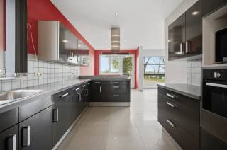 Openhouse zaterdag 19 september van 13.00 u tot 14.30 u.<br />Deze verzorgde open bebouwing in Kortenaken is rustig gelegen en biedt een aangenaam zicht op de tuin, waar u in alle privacy van het groen en het prachtig zicht kunt genieten. De woning beschikt over een lichtrijke keuken en  leefruimte, een functionele indeling en drie volwaardige slaapkamers, ideaal voor een gezin. Bij het binnenkomen vindt u een inkomhal met apart toilet en een afzonderlijke bureauruimte, perfect voor thuiswerk of een praktijk. De bewoonbare oppervlakte van 150 m² op een perceel van 644 m² zorgt voor comfortabel wonen. Verder is er een grote garage/kelder en voldoende parkeergelegenheid. Een instapklare woning op een rustige locatie met alle voorzieningen binnen handbereik.