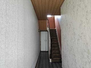 Een rijwoning met karakter en potentieel gelegen in het gezellige centrum van Aarschot! Hier woon je nabij lokale winkels, leuke horeca en toch rustig! Openbaar vervoer binnen handbereik. Een plek met heel veel charme en vooral een woning met heel veel mogelijkheden! Kom binnen...<br /><br />Je komt binnen in de inkomhal, een klassieke start die meteen structuur geeft aan de woning. Van hieruit leiden 2 deuren je naar de leefruimte. Een indeling die vandaag al werkt, maar die ook ruimte laat om het anders aan te pakken. Mooie zeer ruime leefruimte die overloopt naar de keuken achteraan. De keuken is geïnstalleerd. Vanuit de keuken kom je op de koer. Die is momenteel overdekt, maar kan weer open gemaakt worden zodat je er een terras van kunt maken. Achter de keuken vind je een ingerichte badkamer.<br /><br />Op de eerste verdieping kom je 2 zeer ruime slaapkamers tegen. Slaapkamers, bureau, ....hier kan je nog alle kanten uit! Een toilet bevindt zich ook op deze verdieping. Het licht vindt makkelijk zijn weg doorheen deze verdieping.<br /><br />Op de tweede verdieping tref je nogmaals 2 ruime kamers aan, ook hier kunnen ze ingevuld worden naar keuze.<br /><br />Alsof dat nog niet genoeg is, is de woning ook volledig onderkelderd. Handig voor alles wat je graag dichtbij houdt maar niet dagelijks nodig hebt.<br /><br />Dit is een huis voor wie zin heeft om erin te duiken, om keuzes te maken en om iets eigen te creëeren.<br /><br />EPC label F (519 kWh/m2)<br /><br />Benieuwd? Info@immovdb.be