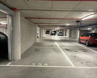 Deze staanplaats is gelegen in het privatieve gedeelte van de parkeergarage onder Quartier Bleu. Comfort gegarandeerd, want je moet niet meer...