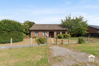 [[ DIT PAND NEEMT DEEL AAN DE ERA OPEN HUIZEN DAG OP 19/9 VAN 13:00 TOT 14:00 ]]
<p>Deze vrijstaande woning ligt op een rustige locatie in een woonkern van Gruitrode, tussen Opglabbeek en en het centrum van Gruitrode. Je woont hier vlak aan het bos en op korte afstand van het fietsroutenetwerk. Een mooie omgeving voor wie rustig en groen wil wonen, met toch alles binnen handbereik.</p>

<p>De woning dateert van 1975 en staat op een ruim perceel van 10a98ca. Met maar liefst 222 m² bewoonbare oppervlakte en de volledige woonfunctie op het gelijkvloers, biedt deze woning opvallend veel ruimte zonder trappen. Je beschikt over drie slaapkamers, een ruime en lichtrijke living, keuken, badkamer met douchebad, wasplaats en berging. Ook de zolder zorgt voor extra stockageruimte. De woning is volledig te renoveren, maar biedt daardoor de mogelijkheid om ze helemaal naar eigen wensen en behoeften in te richten. Er is een pannendak, houten ramen met zowel enkele als dubbele beglazing en een stookolieketel. EPC-label E.</p>

<p><strong>Enkele troeven:</strong></p>

<ul><li><strong>Volledig gelijkvloers:</strong> maar liefst 222 m² bewoonbare oppervlakte zonder trappen, ideaal voor comfortabel en levenslang wonen.</li><li><strong>Ruim perceel:</strong> gelegen op een perceel van 10a98ca met heel wat mogelijkheden.</li><li><strong>Rustige, groene ligging:</strong> vlak aan het bos en nabij het fietsroutenetwerk.</li><li><strong>Praktische indeling:</strong> 3 slaapkamers, een ruime living, keuken, wasplaats, berging en zolder.</li><li><strong>Veel renovatiemogelijkheden:</strong> een ruime woning die je volledig naar eigen smaak kunt vernieuwen.</li></ul>

<p><strong>Benieuwd naar deze gelijkvloerse woning? Kom een kijkje nemen en ontdek zelf de ruimte, de rustige ligging en het potentieel van deze woning.</strong></p>