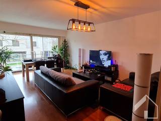 <p><span><span>Centraal gelegen, instapklaar appartement met inkomhall, ruime woonkamer, open keuken, 2 slaapkamers, badkamer en apart toilet. Het appartement is gelegen op de eerste verdieping. veiligheidsdeur aanwezig. Algemene kosten: 50€ per maand. Alle ramen met dubbele beglazing en rolluiken, deels elektrisch. Garagebox inbegrepen. Bezichtiging uitsluitend op afspraak.</span></span></p>