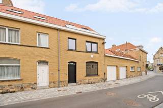 Pal in het centrum van Diksmuide, op wandelafstand van winkels, horeca en andere voorzieningen, bevindt zich deze totaal gerenoveerde woning met 3 slaapkamers en gezellige stadstuin.<br /><br />INDELING:<br /><br />Kelder: Ruime kelder.<br /><br />Gelijkvloers: Inkomhal, apart toilet, lichtrijke leefruimte met open en volledig ingerichte keuken, eetplaats en toegang tot de gezellige stadstuin.<br /><br />1e verdieping: Nachthal, twee ruime slaapkamers en ingerichte badkamer met ligbad, inloopdouche en lavabomeubel.<br /><br />2e verdieping: Nachthal, berging/technische ruimte en derde slaapkamer.<br /><br />Troeven:<br />- Centrale ligging in hartje Diksmuide<br />- Totaal gerenoveerd en instapklaar<br />- EPC-label A<br />- 8 zonnepanelen<br />- Lucht/lucht-warmtepomp voor verwarming én airconditioning<br />- PVC-schrijnwerk met hoogrendementsbeglazing<br />- Extra: de trap wordt nog volledig geschilderd en verder afgewerkt.<br /><br />Energiezuinig, volledig gerenoveerd en instapklaar wonen in hartje Diksmuide? Deze woning heeft het allemaal!<br /><br />Benieuwd? Ontdek deze woning alvast via de 360° virtuele tour en ervaar zelf de indeling: https://my.matterport.com/show/?m=JyNSW4CsJA5<br /><br />Meer info: www. vastgoedvanoverschelde.be