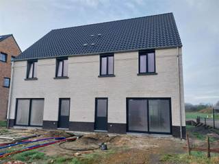 Prachtige nieuwbouwwoning van 190 m² op zuid-oost gerichte grond (500 m²)Ontdek deze stijlvolle, energiezuinige woning in lichte gevelsteen met...
