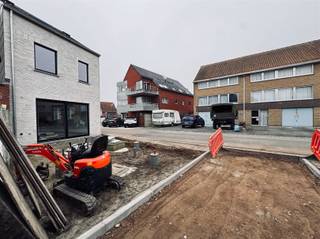 Deze splinternieuwe woning is gelegen in het gehucht Temse-Velle. U beschikt over een volledig geïnstalleerde keuken, drie slaapkamers en...