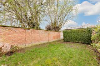 <strong>Gunstig gelegen woning met drie slaapkamers en stadstuintje<br /><br />B label I volledig vernieuwd I goedgekeurde elektriciteit tem 2040</strong><br /><br /><strong>Goed gelegen</strong> op wandelafstand van het station, het centrum en openbaar vervoer. Met een vlotte bereikbaarheid naar de Ring en autosnelweg. <br /><br />Deze woning werd <strong>volledig vernieuwd in 2015 </strong>en is hierdoor ook instapklaar.<br /><br />Zij bestaat uit een inkomhal met vooraan een handige berging voorzien die tevens dienst kan doen als fietsenstalling, alsook een gastentoilet.<br />Een aparte wasplaats werd voorzien en extra berging onder de trap die dienst kan doen als vestiaire ruimte. <br />Van hieruit kom je terecht in de aangename leefruimte van <strong>bijna 40 m²</strong> met een open keuken op mooie tegelvloer met warme houtlook. Deze woonkamer is ontzettend lichtrijk door de lichtkoepel die voorzien werd en de glazen achterpui die uitkijkt op de volledig ingesloten tuin op het ZO. De <strong>volledig ingerichte keuken</strong> werd uitgerust met een inductievuur, dampkap, vaatwasser, combi-oven en koelkast.<br /><br />Op de eerste verdieping treffen we 1 grote slaapkamer (17,5 m²), een aparte toilet en lichte badkamer met bad en douche, een wastafel en berging. Op de tweede verdieping treffen we nog 2 kleinere slaapkamers die ideaal zijn als kinderkamer, hobby- of bureauruimte.<br /><br />Buiten een toffe en gezellige stadstuin die veel privacy biedt.<br /><br /><strong>Asbestveilig</strong>