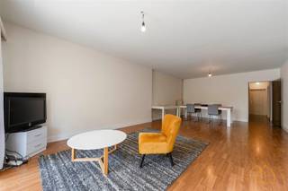 <p>Welkom in dit ruim appartement met 4 slaapkamers en garage in het hart van Turnhout.</p><br /><p>Gelegen op de eerste verdieping, is het met trap en lift bereikbaar. Het terras vooraan biedt een mooi overzicht over de Merodelei en al wat er beweegt.</p><br /><p>Aansluitend aan het terras liggen de ruime living en de ingerichte keuken. Achter de keuken ligt een wasplaats/berging.</p><br /><p>Via de inkom- en nachthal, kom je bij de 4 slaapkamers, een badkamer met bad/douche en een apart toilet.</p><br /><p>Attesten: </p><ul><li>EPC score 113 label B</li><li>Asbestveilig - asbest rond ramen</li><li><p>Elektriciteit: wordt nog gekeurd, zal niet conform zijn</p><br /></li></ul><p>Op de -2 is een afgesloten parkeergarage, waar de garagebox is gelegen. Met de kaart kom je langs de slagboom en sectionale poort.<br />De garage is verplicht mee aan te kopen voor 19.000 Euro.</p><br /><p>Het appartement en garage zijn momenteel verhuurd. Vanaf oktober '27 kan het weer beschikbaar zijn voor eigen gebruik.</p><br /><p>Bij aankoop als eerste en enige woning, of vervanger, zijn registratierechten slechts 2%.</p><br /><p>Wil je meer weten? Neem dan nu contact op met ons voor inlichtingen of een bezoek in te plannen!</p><p>Heb je plannen om jouw vastgoed te verkopen of te verhuren? Bij Nxxt Vastgoed bekijken we de mogelijkheden die het pand biedt, en koppelen die aan jouw wensen.<br />Samen maken we van jouw vastgoeddroom een Succesvolle Nxxt Step!</p>