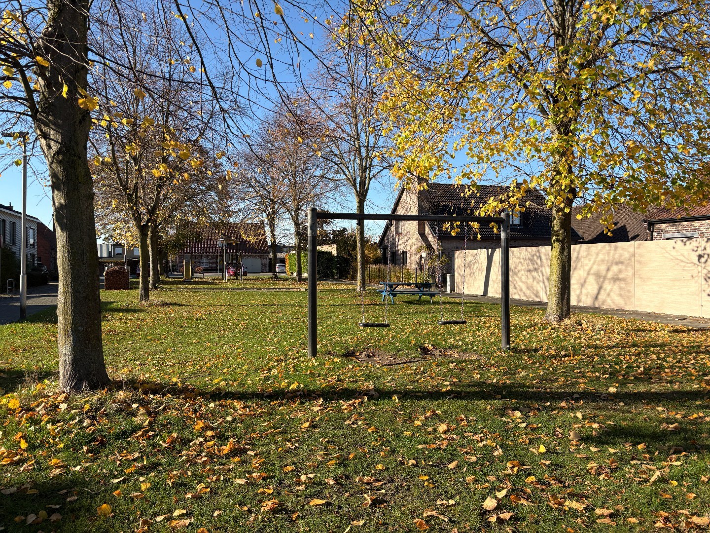 Recentbouw op uiterst rustige ligging met 3 slks, inpandige garage en grote oprit. - foto 4