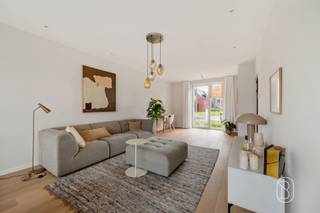 <h3><span>DE VLIEGER ROESELARE – Energiezuinige nieuwbouwwoningen in een groene woonomgeving!</span></h3><p><span>Ontdek <strong>De Vlieger</strong>, een hedendaags nieuwbouwproject in de Gelukstraat te Roeselare, waar rust, groen en modern wooncomfort samenkomen!</span></p><p><span>Deze stijlvolle nieuwbouwwoningen met <strong>3 tot 6 slaapkamers</strong> bieden lichtrijke leefruimtes, een praktische indeling en een aangename tuin. Dankzij de energiezuinige technieken geniet je hier van duurzaam en toekomstgericht wonen.</span></p><p><span><strong>Troeven op een rij:</strong></span></p><ul><li><span>Open, halfopen en gesloten bebouwingen</span></li><li><span>3 tot 6 slaapkamers</span></li><li><span>Energiezuinig wonen met aansluiting op het warmtenet</span></li><li><span>Zonnepanelen en vloerverwarming bij verschillende woningen</span></li><li><span>Garage, carport of autostaanplaats inbegrepen</span></li><li><span>Groene, kindvriendelijke en autoluwe woonbuurt</span></li><li><span>Vlotte bereikbaarheid nabij het centrum van Roeselare</span></li><li><span>Ook onmiddellijk beschikbare casco woningen</span></li></ul><p><span><strong>Prijzen vanaf € 299.000 (excl. kosten).</strong></span></p><p><span>De ideale thuis voor wie ruimte, comfort en een rustige ligging wil combineren!</span></p><p><span><strong>Interesse? Contacteer Immo Beguin</strong> voor meer informatie, plannen of een bezoek ter plaatse. Wij begeleiden je graag naar jouw nieuwe thuis!</span></p>