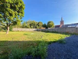 <p>Moderne HALFOPEN NIEUWBOUWWONING met ZONNIGE TUIN, DUURZAME TECHNIEKEN en een EIGENTIJDSE AFWERKING in het landelijke Everbeek. Deze stijlvolle woning combineert STRAK DESIGN met MAXIMAAL WOONCOMFORT. U geniet hier van een OPEN EN LICHTRIJKE LEEFRUIMTE met GROTE RAAMPARTIJEN die een mooi zicht en directe toegang bieden tot de TUIN. Aansluitend vindt u een MODERNE KEUKEN MET KOOKEILAND, ideaal voor wie houdt van gezellig koken en praktisch wonen. Op het gelijkvloers is er bovendien een PRAKTISCHE BERGING/WASPLAATS voorzien. De verdieping omvat DRIE VOLWAARDIGE SLAAPKAMERS, berging en een STIJLVOL INGERICHTE BADKAMER, perfect afgestemd op het comfort van een gezin of koppel. Buiten geniet u in alle rust van de tuin en de GROENE, LANDELIJKE OMGEVING. Gelegen in het charmante Everbeek, deelgemeente van Brakel, biedt deze ENERGIEZUINIGE WONING een aangename combinatie van hedendaags wonen, ruimte en natuur.<br /><br /><span><u>Sommige beelden in deze publicatie werden met behulp van artificiële intelligentie gegenereerd!</u></span><br /><br />Adres: Maandagstraat 2C te Brakel<br /><br />P-score: A, G-score: A; Bestuursmaatregelen in het maatregelenregister: neen.</p>
