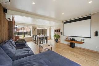 Deze ruime instapklare woning met ruime garage en zonnige tuin ligt op een rustige ligging in Houthulst.<br /><br /><span>De woning is als volgt ingedeeld:</span><br /><span>Gelijkvloerse verdieping: oprit voor meerdere wagens, ruime inkomhal, leefruimte met zicht op de tuin, grote berging/ wasplaats, apart toilet, geïnstalleerde keuken, zonnige tuin, 14 zonnepanelen en een garage van +- 60m2.<br />Eerste verdieping: 4 slaapkamers, 5e kamer mogelijk en een badkamer (dubbele lavabo, inloopdouche en toilet 2).<br /></span><br /><span>De woning beschikt ook over een ruime oprit voor meerdere wagens, 14 zonnepanelen en laadpaal (conform gekeurd), airco en een conforme elektriciteit.</span><br /><br /><span>PLUSPUNTEN:</span><br /><span>- ZEER RUSTIG GELEGEN</span><br /><span>- GARAGE +- 60M2</span><br /><span>- MOGELIJKHEID TOT 5 KAMERS<br /></span>- ZONNIGE TUIN<br />- EPC LABEL A