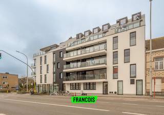 Langs de Kerkstraat te Uitkerke (Blankenberge) bevindt zich dit instapklaar, nieuwbouw 2-slaapkamerappartement op de tweede verdieping van de recente residentie ‘De Blanke Berg’. Deze moderne nieuwbouwresidentie staat synoniem voor kwaliteit, stijl en energie-efficiëntie, en vormt een ideale woonplek voor wie op zoek is naar hedendaags comfort in een serene omgeving.<br /><br />Het appartement verwelkomt u met een inkomhal voorzien van vestiaireruimte. Vanuit hier bereikt u de lichtrijke leefruimte, waar een stijlvolle woonkamer en een open, volledig ingerichte keuken één harmonieus geheel vormen. Dankzij de grote raampartijen baadt deze ruimte in natuurlijk licht en vormt ze het kloppende hart van de woning. Aansluitend bevindt zich een praktische berging – ideaal voor extra opslag – en een royaal terras waar u in alle rust van de buitenlucht kunt genieten.<br /><br />De badkamer is uitgerust met een inloopdouche met regendouche en een dubbele wastafel, uitgevoerd in een strakke en moderne stijl. Twee slaapkamers zorgen voor voldoende ruimte voor bewoners en gasten. Een apart toilet vervolledigt het geheel.<br /><br />Deze energiezuinige woonst is voorzien van vloerverwarming en hoogrendementsbeglazing, wat niet alleen bijdraagt aan uw wooncomfort maar ook aan een lage energiefactuur. Daarnaast beschikt de residentie over een gemeenschappelijke fietsenberging.<br /><br />Als extra troef is er de mogelijkheid tot aankoop van een private garagebox (€65.000), wat het plaatje compleet maakt.<br /><br />Het appartement en garage worden aan deze prijzen aangeboden onder VERKOOPRECHTEN (registratierechten). Mogelijkheid tot aankoop onder btw stelsel.<br /><br />Dit appartement vormt de ideale keuze voor wie op zoek is naar een zorgeloze woonoplossing in een recente en stijlvolle residentie, met alle comfort van vandaag. Perfect als vaste woonplaats of als tweede verblijf aan de Belgische kust.<br /><br />Mis deze kans niet en ontdek zelf het comfort en de kwaliteit die Residentie ‘De Blanke Berg’ u te bieden heeft!<br /><br />