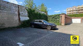 <p><span>Ruime autostaanplaats te koop op een afgesloten parkeerterrein. De autostaanplaats wordt afgeschermd door een automatische poort die met afstandsbediening kan geopend worden.</span></p><p><span> </span></p><p><span>Interessant voor zowel eigen gebruik als investering! Contacteer ons voor meer info.</span></p>