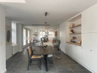 Gelegen te Aalbeke vlakbij de kerk vinden we deze uiterst verzorgde kantoorruimte terug.Het pand beschikt over heel wat ramen wat zorgt voor een...