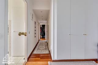 Dit verzorgd en instapklaar appartement is gelegen op de 14e verdieping en biedt een prachtig panoramisch uitzicht. Het beschikt over...