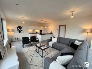 <p><span>Ruim 2-slaapkamerappartement in nieuwbouwcomplex</span></p><p><span>Ontdek dit moderne 2 -slaapkamerappartement in het nieuwbouwcomplex Stadsterras.</span></p><p><span>Gelegen in het centrum van Mortsel met winkels, horecagelegenheden en openbaar vervoer op wandelafstand bereikbaar.</span></p><p><span> </span></p><p><span>Leefruimte en keuken</span></p><p><span>De lichtrijke leefriumte en keuken bevinden zich in dezelfde ruimte waardoor u ook vanuit de keuken kan genieten van het uitzicht dat te zien is door het grote schuifraam.</span></p><p><span>Achter het schuifraam bevind zich een groot terras waar u na een drukke dag rustig kan ontspannen.<br />De keuken is uitgerust met een inductie kookplaat, een microgolfoven en oven.</span></p><p><span> </span></p><p><span>Slaapkamers en badkamer</span></p><p><span>De twee slaapkamers, waarvan één grote en één kleinere, beschikken over genoeg ruimte om deze in te richten naar eigen wensen.<br />De badkamer beschikt over een ligbad en 2 lavabo's wat basiscomfort biedt voor uw dagelijkse routine.</span></p>