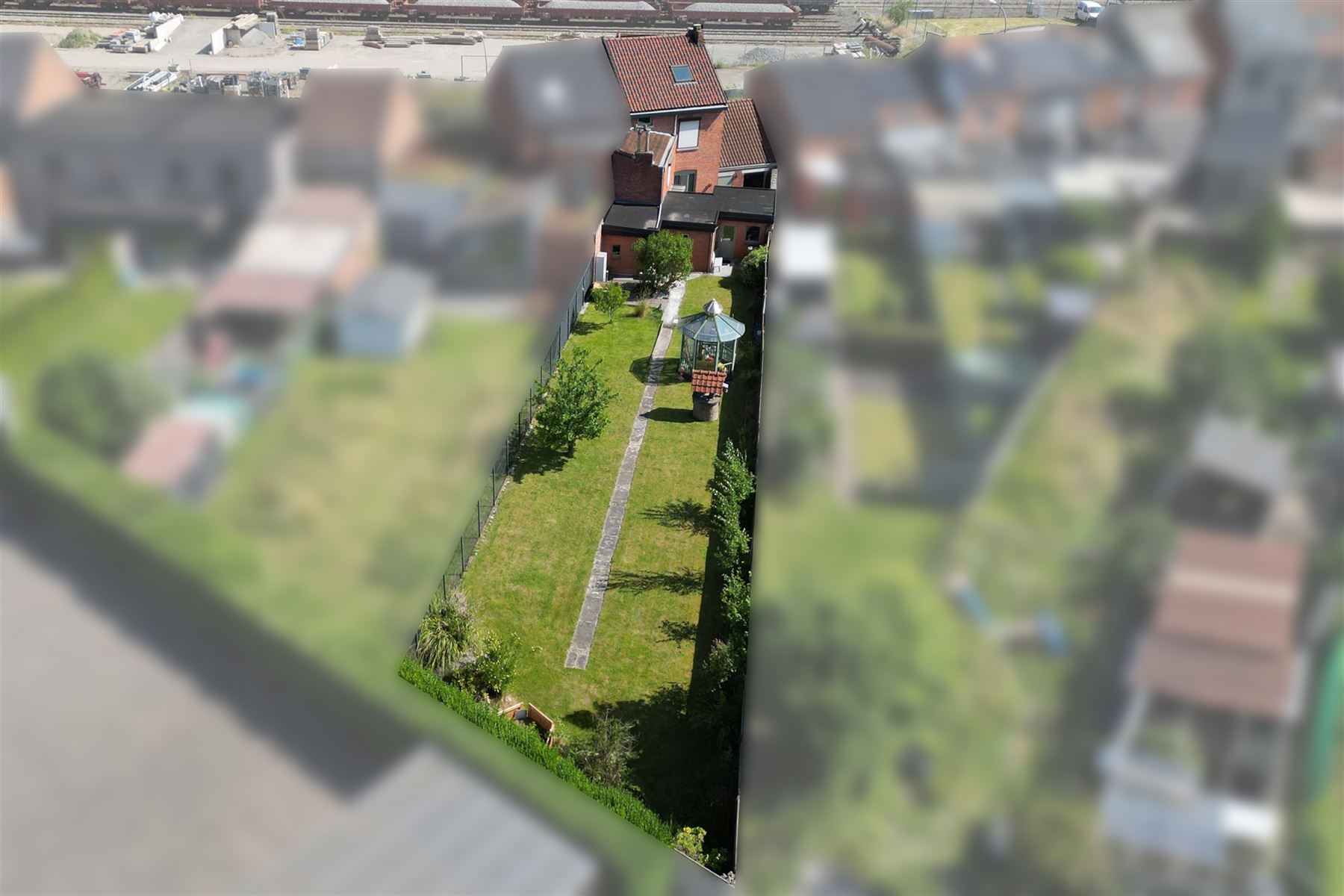 Ruime gezinswoning met 5 slaapkamers, garage én prachtige tuin op gunstige locatie - foto 2