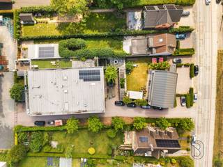 <p>Uniek wonen en werken op een perceel van ca. 2.400 m²</p><p>Op een perceel van ca. 2.400 m² bevindt zich dit uitzonderlijke eigendom waar wonen en ondernemen perfect samengaan. Het geheel omvat een ruim magazijn, moderne, stijlvolle kantoren en een perfect onderhouden woonst, ideaal voor zelfstandigen of ondernemers.</p><p>De hippe burelen genieten van veel natuurlijk licht en een hoogwaardige afwerking, terwijl het magazijn tal van mogelijkheden biedt voor opslag, productie of logistiek. De instapklare woning combineert ruimte, comfort en kwaliteit.</p><p>Dankzij de verzorgde uitstraling, ruime parkeermogelijkheden en veelzijdige indeling is dit een zeldzame opportuniteit voor wie wonen en werken op één locatie wil combineren.</p>