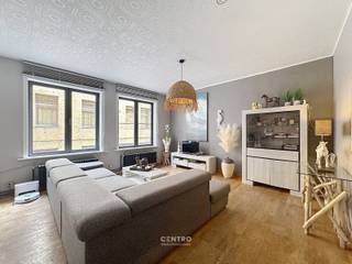 Instapklare woonst met handelsruimte op toplocatie in het centrum van Blankenberge!<br /><br /><span><span><span><span><span><span><span><span><span><span><span><span><span><span>Commerciële zichtbaarheid, een instapklare woning en een topligging vlak bij de zee: Deze veelzijdige eigendom combineert het beste van beide werelden.</span></span></span></span></span></span></span></span></span></span></span></span></span></span><br /><span><span><span><span><span><span><span><span><span><span><span><span><span><span>In het hart van </span><span>Blankenberge</span><span>, op een bijzonder centrale en commercieel interessante locatie tussen de Markt en de belangrijkste winkelstraten, bevindt zich dit karaktervolle </span><span>handelspand met instapklare woonst</span><span>.</span></span></span></span></span></span></span></span></span></span></span></span></span></span><br /><span><span><span><span><span><span><span><span><span><span><span><span><span><span>Dankzij de ligging in een levendige verbindingsstraat met veel passage geniet het gelijkvloerse handelsgedeelte van een uitstekende visibiliteit en tal van commerciële mogelijkheden. Bovendien bevinden de </span><span>Markt, winkels, horeca, het strand en de Zeedijk</span><span> zich op wandelafstand.</span></span></span></span></span></span></span></span></span></span></span></span></span></span><br /><span><span><span><span><span><span><span><span><span><span><span><span><span><span>De eigendom werd de voorbije jaren grotendeels gerenoveerd en verkeert in een verzorgde en instapklare staat. Zo werd onder meer geïnvesteerd in een </span><span>nieuw geïsoleerd dak, nieuwe ramen, een moderne badkamer en een kwalitatieve ingerichte Dovy-keuken</span><span>.</span></span></span></span></span></span></span></span></span></span></span></span></span></span><br /><br /><span><span><span><span><span><span><span><span><span><span><span><span><span><span><strong>INDELING:</strong></span></span></span></span></span></span></span></span></span></span></span></span></span></span><br /><span><span><span><span><span><span><span><span><span><span><span><span><span><u><em><span><strong>Gelijkvloers:</strong></span></em></u><br /><span><span>Goed zichtbare handelsruimte met aansluitend een praktische bergruimte en toilet. De commerciële ruimte kan voor verschillende doeleinden worden aangewend en biedt dankzij de ligging heel wat mogelijkheden voor zelfstandigen, ondernemers, investeerders of mensen met een bijberoep.</span></span></span></span></span></span></span></span></span></span></span></span></span></span></span><br /><br /><span><span><span><span><span><span><span><span><span><span><span><span><span><em><u><span><strong>Eerste verdieping:</strong></span></u></em><br /><span><span>Een aangename en ruime leefverdieping met een comfortabele woonkamer en een moderne, volledig ingerichte 'Dovy'-keuken (O.a. met fornuis, dampkap, dubbele spoelbak, oven, frigo en vaatwasmachine). Vanuit de keuken is er toegang tot het </span>terras, een aangename extra troef in het centrum van de stad. Op deze verdieping bevindt zich eveneens een afzonderlijk toilet.</span></span></span></span></span></span></span></span></span></span></span></span></span></span><br /><br /><span><span><span><span><span><span><span><span><span><span><span><span><span><u><em><span><strong>Tweede verdieping:</strong></span></em></u><br /><span><span>Hier bevinden zich </span>twee ruime slaapkamers en een grote, volledig uitgeruste badkamer met ligbad, aparte douche, dubbele wastafel en toilet.</span></span></span></span></span></span></span></span></span></span></span></span></span></span><br /><br /><u><span><strong>Opmerkingen:</strong></span></u><br /><span><span><span><span><span><span><span><span><span><span><span><span><span><span><span>- Toplocatie in het centrum van Blankenberge!<br />- </span></span></span></span></span></span></span></span></span></span></span></span></span></span></span><span><span><span><span><span><span><span><span><span><span><span><span><span><span><span>Veel passage en uitstekende commerciële visibiliteit.</span></span></span></span></span></span></span></span></span></span></span></span></span></span></span><br /><span><span><span><span><span><span><span><span><span><span><span><span><span><span><span>- Op wandelafstand van </span><span>Markt, winkels, horeca, zee en Zeedijk.</span></span></span></span></span></span></span></span></span></span></span></span></span></span></span><br /><span><span><span><span><span><span><span><span><span><span><span><span><span><span><span>- Handelspand gecombineerd met volwaardige woonst.</span></span></span></span></span></span></span></span></span></span></span></span></span></span></span><br /><span><span><span><span><span><span><span><span><span><span><span><span><span><span><span>- Grotendeels gerenoveerd en instapklaar.</span></span></span></span></span></span></span></span></span></span></span></span></span></span></span><br /><span><span><span><span><span><span><span><span><span><span><span><span><span><span><span>- Nieuw geïsoleerd dak.</span></span></span></span></span></span></span></span></span></span></span></span></span></span></span><br /><span><span><span><span><span><span><span><span><span><span><span><span><span><span><span>- Nieuwe ramen.</span></span></span></span></span></span></span></span></span></span></span></span></span></span></span><br /><span><span><span><span><span><span><span><span><span><span><span><span><span><span><span>- Moderne badkamer.</span></span></span></span></span></span></span></span></span></span></span></span></span></span></span><br /><span><span><span><span><span><span><span><span><span><span><span><span><span><span><span>- Kwalitatieve ingerichte Dovy-keuken.</span></span></span></span></span></span></span></span></span></span></span></span></span></span></span><br />- <span><span><span><span><span><span><span><span><span><span><span><span><span><span><span>Handelsruimte met bergruimte.<br />- RECENTE cv-installatie (Aardgas).<br />- RECENT gerenoveerd dak!</span></span></span></span></span></span></span></span></span></span></span></span></span></span></span><br /><br /><span><span><span><span><span><span><span><span><span><span><span><span><span><span>Ook voor wie op zoek is naar een centraal gelegen eigendom aan de kust met commerciële uitstraling en een instapklare woongelegenheid, vormt dit pand een aantrekkelijke opportuniteit. Een karaktervolle en veelzijdige eigendom op een uitstekende locatie, ideaal voor wie wonen en ondernemen wil combineren of op zoek is naar een interessante investering aan de Belgische kust. Aarzel zeker niet om ons te contacteren voor een bezoek ter plaatse: 050/70.01.02 - info@centro.be.</span></span></span></span></span></span></span></span></span></span></span></span></span></span>