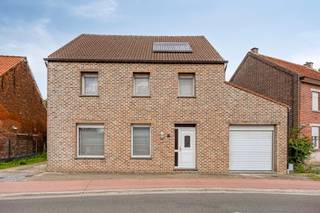 Zeer aangenaam gelegen woning met grote ruimtes en 4 slaapkamers. Indeling op de gelijkvloers: hal met toilet, woonkamer met uitzicht op de tuin, keuken, veranda, ruime berging, garage met automatische poort. Op de eerste verdieping: 4 slaapkamers, badkamer met bad, dubbele lavabo en wc. Verder is er nog een zolder die eventuele uitbreidmogelijkheden biedt. De grote tuin is omgeven door groen en natuur.