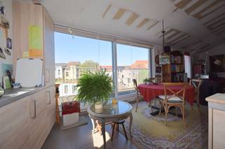 <strong>Voor meer info of een bezoek bel 0475757251 of philip@ocvastgoed.be</strong><br /><br />Recent (2016) instapklaar dakappartement met een bruto bewoonbare oppervlakte van 91,62 m², gelegen op de derde verdieping van de kleinschalige residentie Godshuishammeke.<br />Zeer goede locatie centrum gent, speelplein voor de deur, op wandelafstand naar vrijdagmarkt, wandelen langs de Leie, Baudelopark, Patershol met alle gezellige eethuizen en cafeetjes,...<br /><br />Hoewel de afwerkende verflaag nog ontbreekt, is het appartement verder volledig instapklaar.<br /><br />Dankzij de grote raampartijen en de zuidwest oriëntatie geniet het appartement de hele dag van natuurlijk licht. De keuken en leefruimte lopen naadloos over in het terras dat rondom het appartement loopt – een zeldzame en gezellige buitenplek midden in Gent.<br /><br />Het appartement beschikt over 3 slaapkamers, een badkamer en een apart toilet.<br />Daarnaast zijn er twee bergingen: één in het appartement zelf en één in de kelder.<br /><br />Bij het appartement hoort een ondergrondse staanplaats, in optie aan te kopen €30.000 (geen aankoopverplichting).<br /><br />Elektriciteit conform algemeen reglement elektrische installaties<br />EPB:  E62,  energiescore 122,61 kWh/m<sup>2</sup>jaar<br />Terras 40m<sup>2</sup><br />Het perceel te Gent, afdeling 1, sectie A met perceelnummer 2161/02R003 bevindt zich niet in een risicozone voor overstromingen. P-score D, G-score onbekend. <br />Stedenbouwkundige inlichtingen: woongebieden met cultureel, historische en/of esthetische waarde, vergunningen, geen verkavelingsvergunning, geen rechterlijke herstelmaatregel of bestuurlijke maatregel opgelegd, voorkooprecht. <br />Geen risicozone voor overstromingen, P-score D, G-score Onbekend<br /><br /><strong>Voor meer info of een bezoek bel 0475757251 of philip@ocvastgoed.be</strong><br /> 