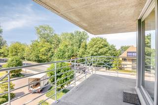 Ce spacieux appartement d'angle (107 m²) bénéficie d'un emplacement central à Koksijde-Bad (Residence't Groenhof). L'espace de vie lumineux donne accès à une terrasse d'angle de 15 m² orientée à l'ouest avec le soleil de l'après-midi et du soir et une belle vue sur la verdure. Un sous-sol privé et un garage spacieux avec lumières et prises sont inclus dans le prix. De plus, la résidence dispose d'un local à vélos commun. L'appartement est immédiatement prêt à emménager et bénéficie d'un emplacement central.<br /><br />Vous recherchez des opportunités immobilières intéressantes à Koksijde ? Assurez-vous de continuer à lire !<br /><br />MISE EN PAGE<br />> Deuxième étage :<br />- Grand hall d'entrée avec option vestiaire<br />- Espace de vie lumineux avec accès à une spacieuse terrasse d'angle et de belles vues sur la verdure<br />- Cuisine séparée et équipée<br />- Salle de bain avec baignoire et double vasque avec mobilier<br />- Local de rangement pratique avec raccordement pour machine à laver et sèche-linge<br />- Toilettes séparées<br />- Deux chambres spacieuses<br /><br />> Sous-sol : <br />- Entreposage privé au sous-sol inclus dans le prix ; <br />- Grand garage privé inclus dans le prix ; <br /><br />GÉNÉRAL :<br />- Label EPC C favorable<br />- Abri à vélos commun disponible<br />- Vente meublée<br /><br />Vous recherchez un appartement comme résidence permanente ou résidence secondaire ? N'hésitez pas à contacter le gestionnaire de fichiers Yari Devos au 0491 27 21 85 ou à yari.devos@dewaele.com.<br /><br />Registre des mesures: non