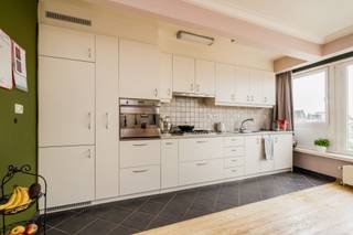 <p><span>Dit lichtrijke appartement van 75 m² geniet van een uitstekende ligging, vlak bij het centrum van Mechelen en op wandelafstand van station Nekkerspoel. </span></p><p><span>Gelegen op de bovenste verdieping van het gebouw biedt het een prachtig open uitzicht en veel natuurlijke lichtinval gedurende de hele dag.</span></p><p><span>Het appartement werd volledig gerenoveerd in 2003 en omvat een ruime woonkamer met open keuken, een nachthal met ingemaakte kast, een badkamer, een apart toilet, een praktische berging en twee slaapkamers die beide toegang geven tot een klein terrasje. Op de overloop, recht tegenover de lift, bevindt zich bovendien een ruime private berging met aansluiting voor een wasmachine en droogkast. Daarnaast beschikt het appartement ook over een eigen kelderruimte.</span></p><p><span>Dankzij de functionele indeling, de centrale ligging en het mooie uitzicht vormt dit appartement een ideale woonst voor starters, koppels of investeerders. Met het opschuren van de parketvloer en enkele beperkte afwerkingswerken kan het appartement volledig naar eigen smaak worden opgefrist en is het meteen instapklaar.</span></p><p><span>Een unieke kans voor wie comfortabel wil wonen op een toplocatie, dicht bij winkels, openbaar vervoer, scholen en alle voorzieningen die de stad te bieden heeft.</span></p><p><span> </span></p><p><span> </span></p>