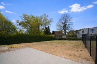 Uitzonderlijk ruime nieuwbouwwoningen (BEN = Bijna Energie Neutraal), gelegen op een rustige locatie aan de Bruggestraat te Zandhoven. Dit kleinschalig project omvat 6 halfopen bebouwingen en 1 open bebouwing, telkens met 3 of 4 volwaardige slaapkamers, ruime tuin en parking. Elke woning beschikt over een inkomhal met ruimte voor vestiaire en afzonderlijk toilet met handenwasser; zitruimte; volledig ingerichte leefkeuken met eetplaats en handige bijkeuken.  Directe toegang via het schuifraam tot tuin. Op de verdieping zijn er telkens 3 of 4 volwaardige slaapkamers; apart toilet; bureauruimte; en riante badkamer. Voorts beschikken de woningen over een garage of carport. Hedendaagsearchitectuur en zeer energiezuinige woning voorzien van alle modern comfort met o.a. vloerverwarming door middel van warmtepomp, zonnepanelen, regenwaterrecuperatie, maximum E-peil 30,... Verkoop onder BTW-stelsel (registratierechten op het grondaandeel). Werken in een eindfase en beschikbaar bij akte. Kijk op www.immopatio.be voor meer informatie of bezoek onze modelwoning!