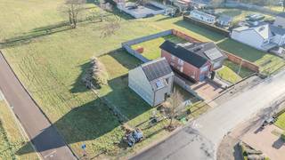 Op een rustige en groene locatie in Maaseik, aan de Heerbaan 40, bevindt zich deze moderne nieuwbouwwoning in halfopen bebouwing. <br />De woning kijkt achteraan uit op een open weide, zonder directe achterburen: een zeldzame combinatie van privacy, licht en ruimte. <br />Een ideale thuis voor wie comfortabel en rustig wil wonen, met een vlotte bereikbaarheid.<br /><br />De woning is uitgerust met 12 zonnepanelen, dit zorgt niet alleen voor een lage energiekost, maar ook voor een toekomstgerichte en duurzame woonoplossing.<br /><br />Een pluspunt is dat de woning nog volledig afgewerkt kan worden naar eigen smaak. Zo krijg je de kans om van deze nieuwbouwwoning echt jouw thuis te maken.<br />In de verkoopprijs is bovendien een budget voor de keuken inbegrepen, waarbij je de keuken nog volledig zelf kan kiezen en laten inrichten volgens jouw wensen en stijl.<br /><br />De moderne architectuur wordt gekenmerkt door een strakke gevel, grote raampartijen en een aangename tuinzone die naadloos overgaat in het omliggende groen.<br /><br /><strong>Indeling:</strong><br />Via de inkomhal betreed je de woning, waar zich ook het gastentoilet bevindt. Aansluitend is er een technische berging en woonkamer met open keuken. Dankzij de grote raampartijen geniet je hier van een aangename lichtinval en een mooi zicht op de tuin en de achterliggende weide. Op de eerste verdieping bevindt zich de nachthal, die toegang geeft tot een apart toilet, drie volwaardige slaapkamers en een badkamer uitgerust met zowel een bad als een douche. Daarnaast beschikt de woning over een zolder als extra bergruimte of met potentieel voor verdere inrichting.<br /><br /><strong>Belangrijkste troeven:</strong>
<ul>
	<li>Vrij en open zicht achteraan op groene weide</li>
	<li>Rustige woonomgeving met weinig verkeer</li>
	<li>Moderne nieuwbouwwoning met zonnepanelen</li>
	<li>Naar eigen smaak in te richten</li>
	<li>Vrijstelling van de onroerende voorheffing voor de eerste vijf jaar!</li>
</ul>
<br /><strong>Kosten &amp; fiscaliteit:</strong><br />De verkoop gebeurt onder het btw-stelsel: de vermelde prijs is inclusief 21% btw op de constructiewaarde.<br />Op de grondwaarde zijn nog registratierechten van 12% van toepassing.<br /><br />Deze woning combineert energiezuinig en modern wonen met een rustige ligging in het groen, en is ideaal voor gezinnen of koppels die op zoek zijn naar een kwalitatieve nieuwbouw in Maaseik.<br /><br />Wil je de deze nieuwbouwwoning zelf ervaren?<br />Contacteer ons kantoor gerust voor meer info of een bezichtiging, we plannen graag een bezoek in.<br /><br />Tel.<strong> <span>+32 (0)89 23 44 22</span></strong><br />Mail. <span><strong>info@immoverslegers.be </strong></span>