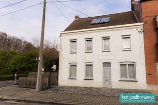 Bent u op zoek naar een instapklare woning zonder renovatieverplichting in het charmante Kluisbergen? In de Stationsstraat bevindt zich deze verzorgde woning waar reeds renovatiewerken werden uitgevoerd, waardoor u hier zonder zorgen uw intrek kunt nemen. Met een EPC-label C voldoet de woning aan de huidige energienormen en biedt ze een mooie balans om te starten. <br /><br />Bij het betreden van de woning komt u terecht in een gezellige leefruimte die aansluit op de aparte keuken met eethoek. Verder beschikt het gelijkvloers over een praktische kelder, meerdere bergruimtes en een onderhoudsvriendelijke koer waar u in alle rust kan genieten van een buitenmoment.<br /><br />Op de bovenverdieping bevinden zich drie volwaardige slaapkamers, aangevuld met een extra ruimte die perfect dienst kan doen als bureau of strijkkamer. De ingerichte en vernieuwde badkamer zorgt voor hedendaags comfort. Via een vaste trap bereikt u de zolderverdieping, ideaal als extra stockageruimte.<br /><br />Kom deze woning zonder afspraak bezoeken op zaterdag 21 maart of contacteer ons vandaag nog voor meer informatie of een bezoek ter plaatse en bel Stefanie op het nummer 055/59 50 10 of email stefanie@vastgoedbrowaeys.be