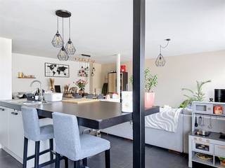 <p>Dit volledig gerenoveerd appartement ligt zeer rustig in een doodlopende straat in Grobbendonk.</p><p>Op het gelijkvloers is er een inkomhal, Je gaat verder naar boven waar de zeer ruime lichtrijke leefruimte met open keuken terug te vinden is. Op de tweede verdieping kan je 3 ruime slaapkamers, een badkamer en een zeer ruim zonnig terras.</p><p>Verder is er nog een ruime stockagekelder.</p><p>Buiten is er een grote oprit waar plaats is voor verschillende auto's met laadpaal en een garage voor 1 wagen of stockage.</p><p>EPC: 154 kWh/m² UC: 20260730-0003924732-RES-1</p><p>Wens je een gratis schatting? Vergeet dan zeker geen contact met ons op te nemen!</p><p>Wil jij meer informatie over deze woning? Bel ons dan op 016 90 10 21 of mail naar info@future-home.be.</p><p>Woongebied, Vergunning, Geen Verkavelingsvergunning, Geen Dagvaarding, Geen Voorkooprecht</p>