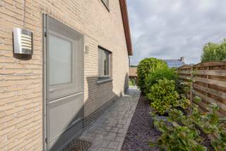 Vrijstaande woning op een gegeerde locatie in Pelt te koop!<br /><br />Troeven:<br />- Vrijstaande woning<br />- Geen renovatieverplichting, nieuwe ramen (driedubbel glas) en gasketel van 2012<br />- Alles gelijkvloers + uitbreiding naar verdiep mogelijk<br />- Reeds 3 slaapkamers<br />- Badkamer gerenoveerd<br />- Ruime kelder<br /><br />Deze woning is volledig ingericht gelijkvloers. Zo is er vanuit de inkomhal toegang tot de keuken, eetkamer en leefruimte. De leefruimte is voorzien van een mooie houtkachel en heeft nog een extra bureau/zithoek. Vanuit hier is er toegang tot de volledig vernieuwde badkamer met ruime douche, ligbad en badmeubel met dubbele lavabo. <br />Verder vinden we vervolgens nog drie slaapkamers en een apart toilet terug. <br />Ook is er een vaste trap naar de kelder die directe toegang heeft naar de tuin. In de kelder vinden we de verwarmingsinstallatie op gas terug alsook de zonneboiler.<br /><br />Vanuit de inkomhal is er een mogelijk om een vaste trap te plaatsen richting de bovenverdieping. Dit is momenteel een onafgewerkte zolder die enorm veel potentieel geeft voor het uitbreiden van deze woning naar een woning met eventueel 5 slaapkamers en 2 badkamers. Uiteraard kan deze ruimte ook blijven fungeren als opbergzolder.<br /><br />In de tuin vinden we nog een carport en garage terug. Ook is er nog een tuinhuis dat momenteel dient als houtopslagplaats. <br /><br />Ben jij op zoek naar een woning die instapklaar is en nog aangepast kan worden naar jouw wensen?<br />Contacteer ons snel op 011 55 64 00 of info@vastgoedfransen.be.