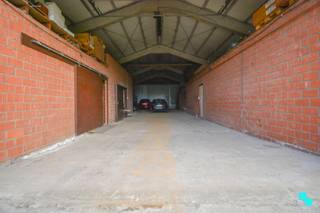 Deze opslagruimte van ca. 400 m² met automatische sectionaalpoort is vlot bereikbaar gelegen nabij de Brugseweg in Langemark-Poelkapelle...