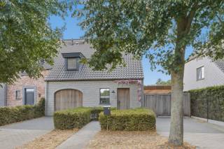Op een rustige ligging in het centrum van Jabbeke, op wandelafstand van het vrijetijdscentrum, bevindt zich deze instapklare halfopen bebouwing van 2016 op een perceel van 437 m². De woning combineert een hoogwaardige afwerking met modern wooncomfort. De lichtrijke leefruimte met parketvloer sluit naadloos aan op de volledig uitgeruste keuken met kwalitatieve toestellen en Novy-dampkap. Dankzij de vier volwaardige slaapkamers is deze woning ideaal voor gezinnen of wie extra ruimte wenst voor een bureau of hobbykamer. De stijlvolle badkamer beschikt over een inloopdouche, ligbad en dubbel lavabomeubel. Verder zijn er tal van praktische troeven zoals een inpandige garage, een recent gebouwde carport, een ruime tuinberging en een zongerichte tuin met twee terrassen. De woning is uitgerust met 14 zonnepanelen, een laadpaal, ventilatiesysteem D, conforme elektriciteit en een regenwaterput van 10.000 liter. Ingebouwde spots, blokdeuren tot aan het plafond, vlinderscharnieren en maatwerkkasten zorgen voor een luxueuze uitstraling. De zuidwestgerichte tuin biedt de hele dag door een aangename buitenbeleving. Dankzij de rustige maar centrale ligging bevinden winkels, scholen, sportfaciliteiten en invalswegen zich op een steenworp afstand. Een energiezuinige en perfect onderhouden gezinswoning waar kwaliteit, comfort en ligging hand in hand gaan.<br />De vermelde prijs is een richtprijs. Elk bod hoger of lager dan de vermelde prijs wordt overgemaakt aan de eigenaar die zich het recht voorbehoudt om dit al dan niet te aanvaarden. EPC: 58 kWh/m² (Vg, Wg, Gmo, Gvkr, Gvv) Ref. OU29124