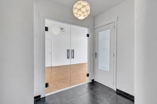 <p>Op zoek naar een lichtrijk twee-slaapkamer appartement in Mechelen?<br />Op 5 minuten van de Veemarkt bevindt zich dit toffe appartement op de derde verdieping. Het appartement heeft een uitstekende verbinding met de R6 en de Tangent waardoor je vlot invalswegen en autosnelwegen bereikt.<br /><br />We komen het appartement binnen via de inkomhal met aansluiting naar de keuken, die werd voorzien van een koelkast, kookplaat, dampkap, koelkast, oven en vaatwasmachine. Via de gezellige woonkamer hebben we toegang tot het zonnige terras. Verder hebben we nog 2 slaapkamers, een badkamer met douche-cabine en aansluiting voor wasmachine en een apart toilet.</p><p>Maandelijkse provisie: € 85,- voor de gemeenschappelijke kosten en gasverwarming + € 15,- per inwonende persoon voor water <br />In de ondergrondse garage is een staanplaats bij te huren aan € 100,- per maand. <br />Het appartement is onmiddellijk beschikbaar. <br /><br />Vraag uw bezoek uitsluitend aan via de website van Malines Group.</p>