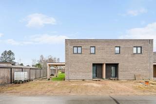 Grond- en constructiewaarde<br /><br />De grondwaarde bedraagt €99.000 en valt onder het verkooprecht van 12%.<br />De constructiewaarde bedraagt €286.000 en valt onder het BTW-stelsel van 21%.<br /><br />In een bijzonder rustige en aangename woonomgeving in Paal, op slechts een boogscheut van het centrum en alle dagelijkse faciliteiten, vinden we deze kwalitatief gebouwde halfopen nieuwbouwwoning terug op de Nieuwe Erven 26. Hier geniet u van het beste van twee werelden: een centrale ligging én absolute rust.<br /><br />De woning werd met de grootste zorg en oog voor kwaliteit opgetrokken tot en met de ruwbouwfase. Dit biedt u als koper een unieke kans om de volledige afwerking nog zelf te kiezen, volledig inbegrepen in de prijs.<br /><br />Met een bruikbare oppervlakte van maar liefst 187 m² (bron EPB) is dit een ruime en uiterst energiezuinige gezinswoning met volgende indeling:<br /><br />Indeling<br />Gelijkvloers: inkomhal met gastentoilet, technische berging, wasplaats, volledig geïnstalleerde keuken, eetkamer en gezellige zithoek<br />Eerste verdieping: nachthal, berging, volledig geïnstalleerde badkamer en 3 ruime slaapkamers<br /><br />Buiten: carport naast de woning, zwarte draadafsluiting achteraan en tussen de woningen<br /><br />Lastenboek is beschikbaar op de website.<br /><br />Buitengewone kenmerken;<br /><br />- Afwerking nog vrij te kiezen door de koper<br />- Zeer energiezuinig (E-peil 20)<br />- Zonnepanelen<br />- Ventilatiesysteem D<br />- Vloerverwarming<br />- Veel praktische bergruimte<br />- Carport aanwezig langs de woning<br />- Zeer rustige woonomgeving