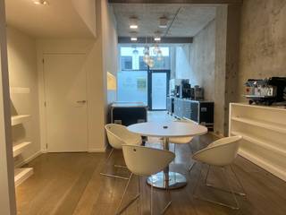 Kantoorruimte van ca. 304m² gelegen in de Delaerestraat te Roeselare. Dit geheel biedt een perfecte combinatie van visibiliteit voor uw onthaal...