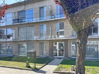<p><strong><span>Rustig gelegen appartement met twee slaapkamers, privatieve tuin, garagebox en kelderberging, momenteel verhuurd aan correcte huurders.</span></strong></p>
<p><span>Op zoek naar een </span><strong><span>interessante investering op een centrale ligging</span></strong><span>? Dit appartement combineert een rustige woonomgeving met een vlotte bereikbaarheid en een aantal extra troeven die het bijzonder aantrekkelijk maken voor zowel investeerders als eigen bewoning op termijn.</span></p>
<p><span>Het appartement bevindt zich op een </span><strong><span>centrale doch rustige locatie</span></strong><span>, nabij winkels, scholen en openbaar vervoer. Bovendien beschikt het over een compacte privatieve tuin met achteraan een uitgang naar het garagecomplex, waar zich de </span><strong><span>privatieve garagebox bevindt die inbegrepen is in de verkoopprijs</span></strong><span>.</span></p>
<p><span>De indeling is praktisch en functioneel. Via de inkomhal bereik je de </span><strong><span>woonkamer met aansluitend een aparte keuken</span></strong><span>. Naast de keuken bevindt zich een handige </span><strong><span>berging/wasplaats</span></strong><span>.</span></p>
<p><span>Centraal in het appartement zijn de </span><strong><span>badkamer en het afzonderlijke toilet</span></strong><span> gelegen. Achteraan bevinden zich </span><strong><span>twee slaapkamers</span></strong><span>, die elk toegang bieden tot een veranda. Deze veranda is momenteel aanwezig maar dient nog </span><strong><span>te worden geregulariseerd</span></strong><span>.</span></p>
<p><span>Extra bergruimte is voorzien in de kelder, waar het appartement beschikt over een </span><strong><span>privatieve kelderberging</span></strong><span>.</span></p>
<h3><span>Een investering met onmiddellijk rendement</span></h3>
<p><span>Het appartement is momenteel </span><strong><span>verhuurd aan correcte huurders</span></strong><span>. Het lopende huurcontract eindigt op </span><strong><span>31 juli 2027</span></strong><span>, waardoor u als investeerder verzekerd bent van een stabiele verhuursituatie op korte termijn.</span></p>
<p><strong><span>Troeven:</span></strong></p>
<ul>
<li><span>Centrale maar rustige ligging</span></li>
<li><span>Winkels, scholen en openbaar vervoer in de onmiddellijke omgeving</span></li>
<li><span>Twee slaapkamers</span></li>
<li><span>Compacte privatieve tuin</span></li>
<li><span>Rechtstreekse toegang tot het garagecomplex</span></li>
<li><strong><span>Privatieve garagebox inbegrepen</span></strong></li>
<li><span>Privatieve kelderberging</span></li>
<li><span>Praktische indeling</span></li>
<li><span>Verhuurd aan correcte huurders</span></li>
<li><span>Huurcontract loopt tot </span><strong><span>31 juli 2027</span></strong></li>
<li><span>Interessante opportuniteit voor investeerders</span></li>
</ul>
<p><span>Een appartement met </span><strong><span>tuin én garagebox op een centrale ligging</span></strong><span>, gecombineerd met een bestaande verhuursituatie: een interessante opportuniteit voor wie op zoek is naar een investering met bijkomende troeven.</span></p>
<p><span></span></p>
