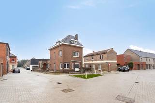 Deze woning is gelegen in een rustige woonbuurt in de rand van het stadscentrum; supermarkt en station op wandelafstand.<br />De woning heeft enkele sterke troeven: ze is bijzonder ruim met zo'n 240 m² aan woonruimte, degelijk gebouwd en biedt een mooie basis voor iemand die naar eigen smaak wil vernieuwen.<br /><br />INDELING: <br />x grote woonkamer/salon aan de voorzijde; <br />x dubbele deur naar de aanpalende eetkamer; <br />x keukenruimte, niet ingericht; <br />x zij-ingang met kleine hal; <br />x 2 mooie kamers, voorheen burelen; <br />x badkamer, niet ingericht; <br />x tussenhal met trap.<br /><br />Verdieping: <br />x 3 slaapkamers; <br />x nachthal met vaste trap naar de zolder; <br />x vaste trap naar een grote zolder; het dak werd recent geïsoleerd.<br /><br />Verder heeft de woning een kelder met bergruimte en CV-installatie.<br /><br />Naast en achter de woning is volledig verhard met klinkers en wordt gebruikt als terras.<br /><br />INTERESSE? Maak dan telefonisch een afspraak voor bezichtiging op het nummer 012 23 00 23 of mail uw vragen aan roland@immo-leroi.be.